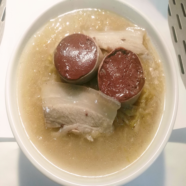 酸菜炖五花肉血肠
