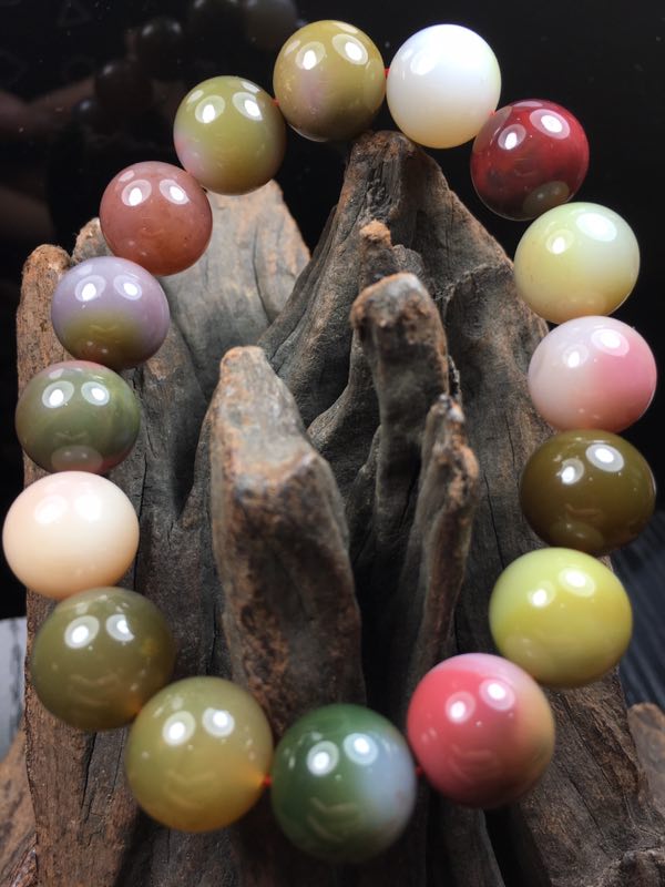 七彩盐源手串!色匀上手温润!尺寸:12mm !克重:45克!