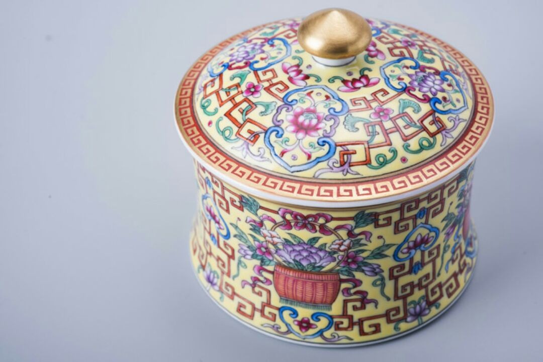 占春生窑 珐琅彩图案描金茶叶罐