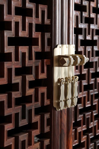 制成,柜顶攒框装板,冰盘沿线脚,柜分两层,上层对开二门,中置闩杆,柜门