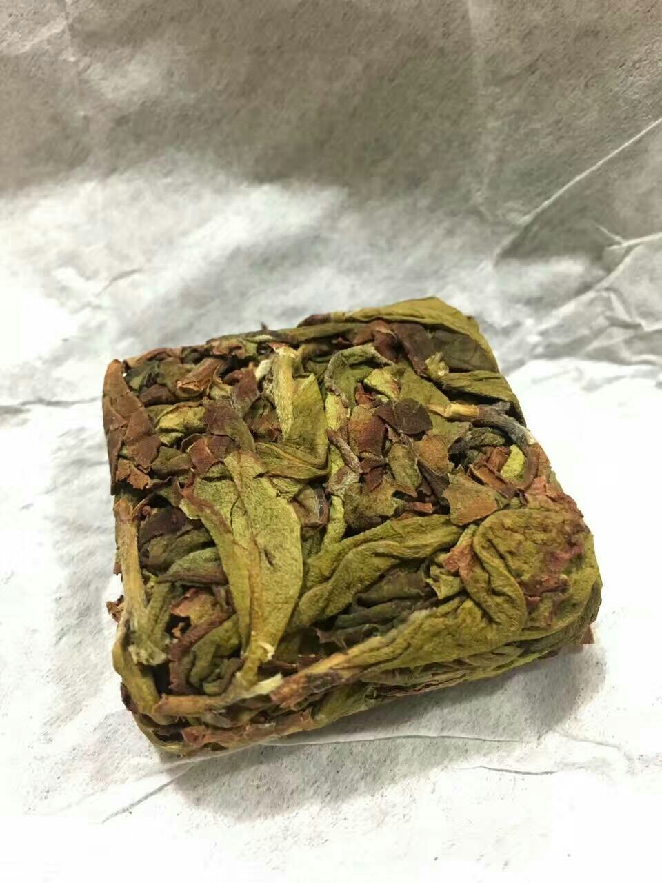 结合了闽北水仙与闽南铁观音的制法,用一定规格的木模压制成方形茶饼