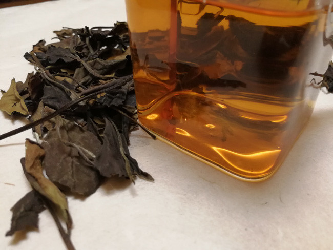 茶汤入口有枣香,汤色发红且透亮.