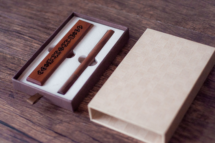 花梨莲纹随手便携小香盒