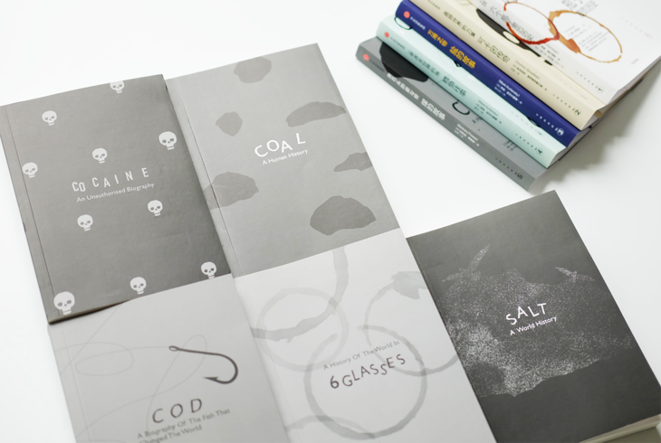 本书拥有精美的护封,拿掉护封之后是质感满满的灰黑色简洁封面,精致的