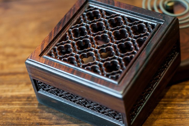 大红酸枝窗吟盘香盒两件套