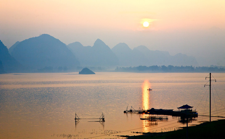 靖西龙潭水库水光山色,空气清爽,青幽别致.