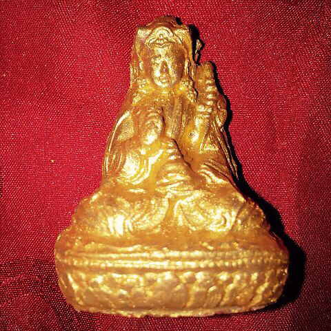 闭关院建设善款30000;赠予殊胜莲师擦擦一尊(寺院百年伏藏老模具制,擦