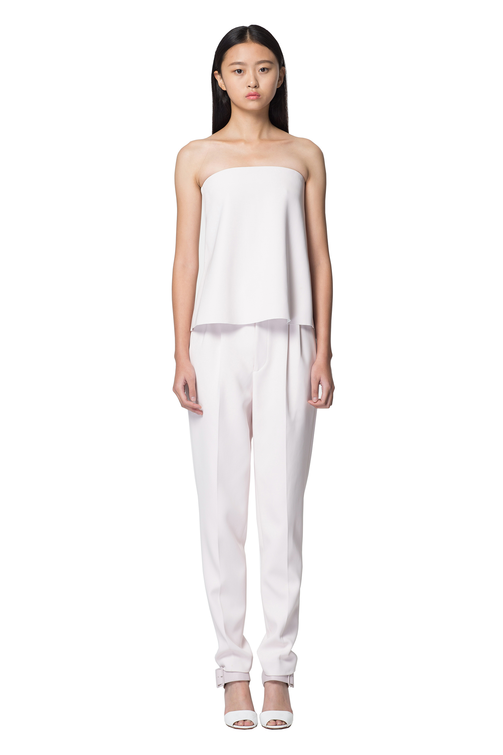 商品详情 抹胸的款式凸显颈部曲线,简洁的线条无论搭配同款面料锥形裤