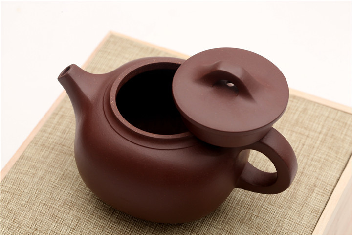 壶盖为"压盖",与壶身配合严密,精准,通转,滴水不漏.