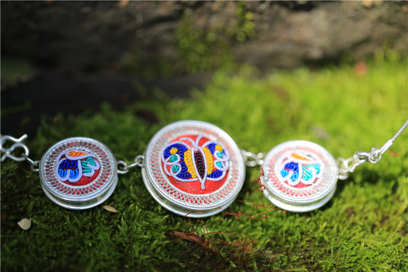 山谷居民品牌手工绣花苗银拉丝项链 - 相见欢