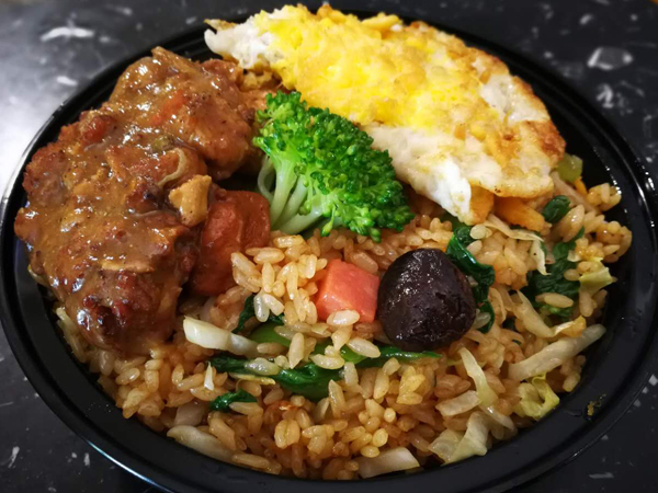 今日特价港式铁板鸡排炒饭(送水果 小菜)