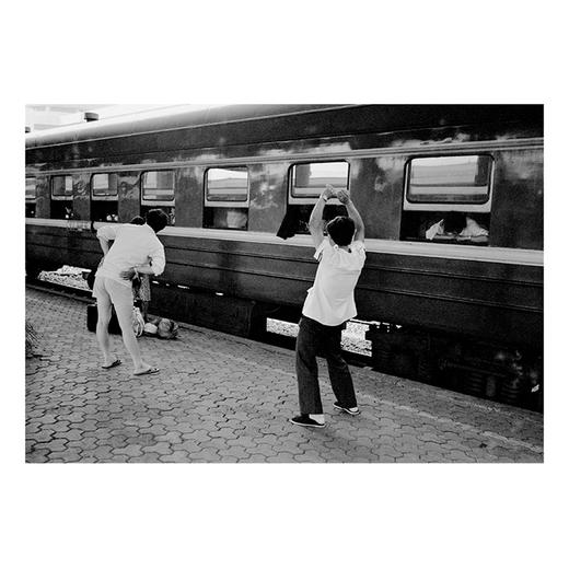 《火车上的中国人》作者：王福春  呈现人在火车这个特殊空间里的生存状态和精神状态 商品图2