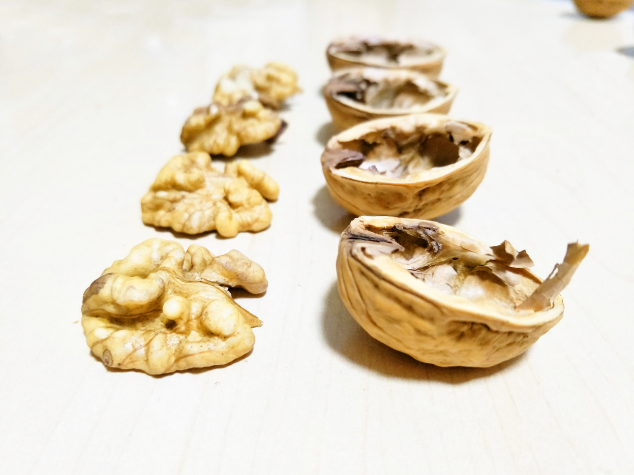 食材成色欠佳,核桃干瘪,故发送的是去年冷冻库的核桃,特此通知!