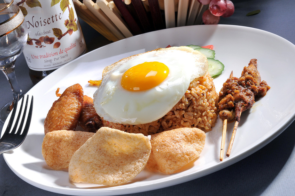 印尼炒饭(配香味鸡肉,牛肉,鸡肉串,龙虾片,沙嗲汁)