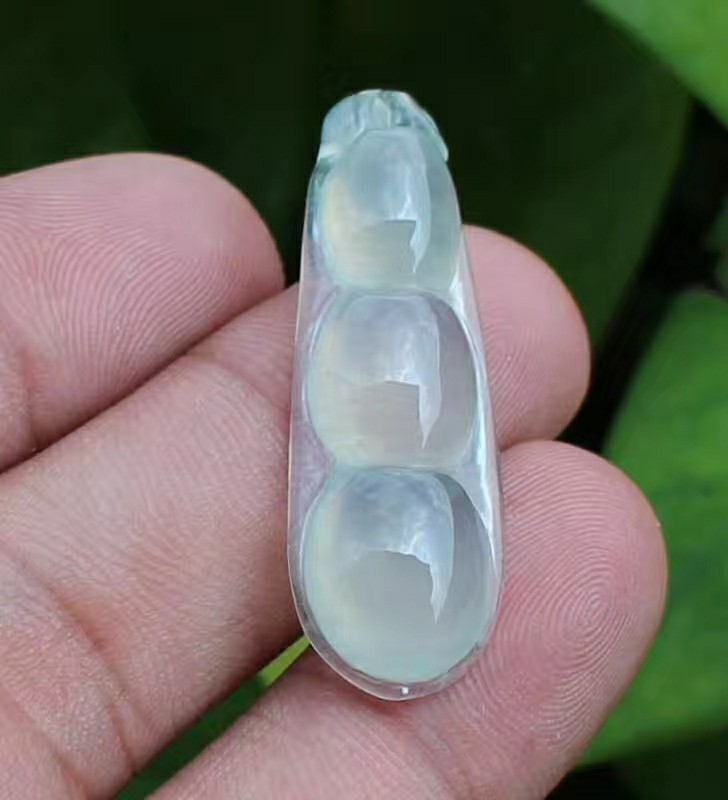 冰种淡绿底翡翠四季豆吊坠