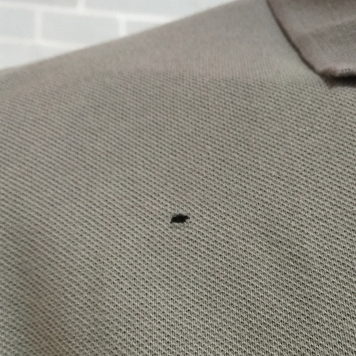 瑕疵部位(右侧肩部下方有小破洞如图)