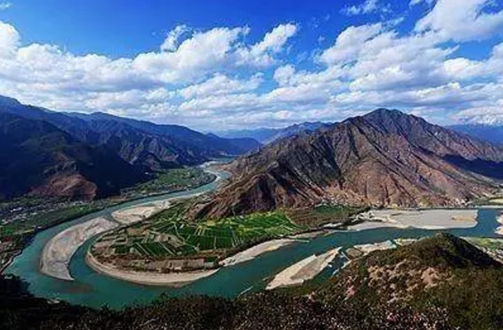 出发前往长江第一湾;摄长江第一湾u型河谷场景;老师以教学方式以接片