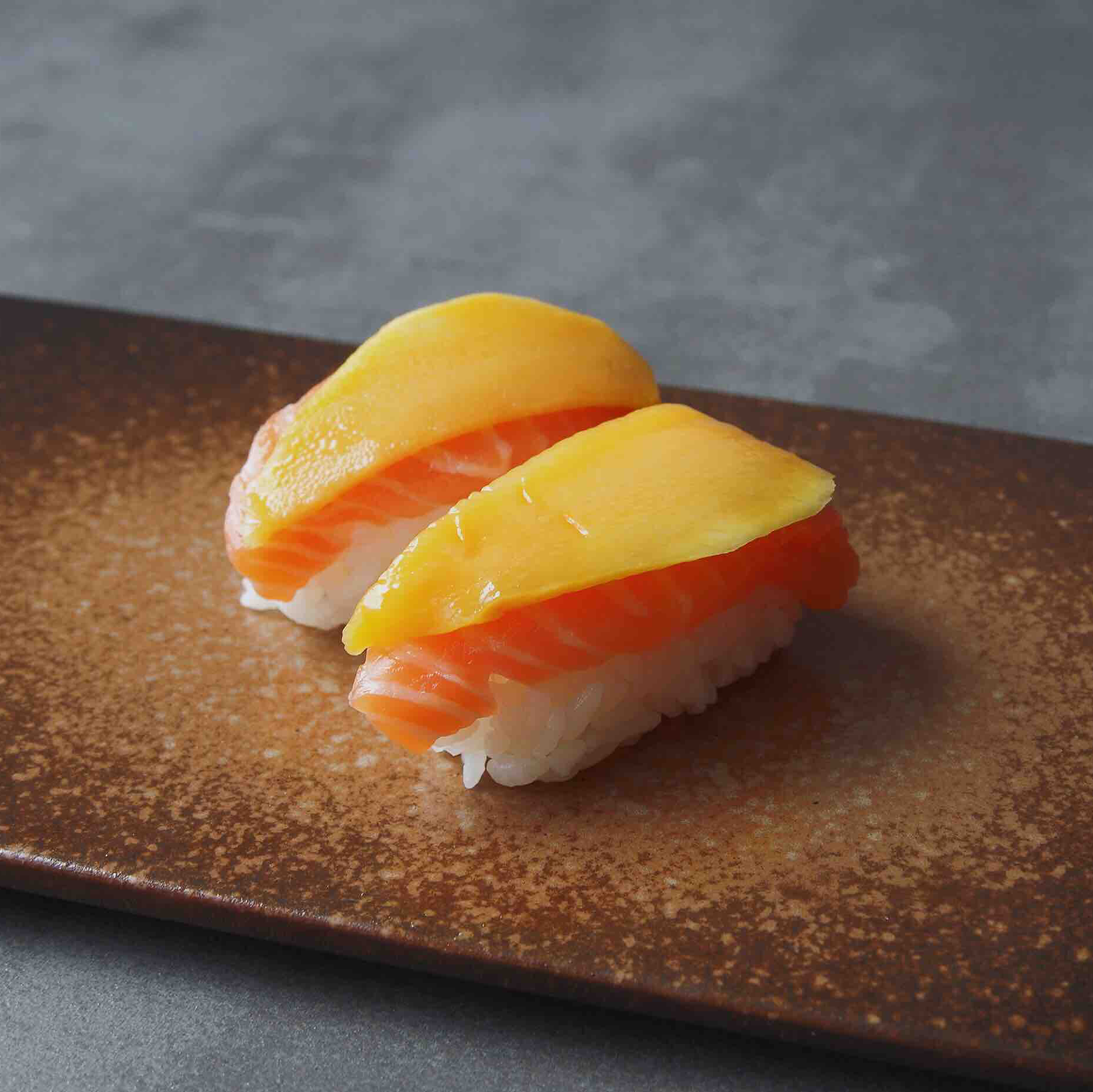 生|香芒三文鱼握寿司