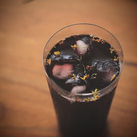 【盛夏饮品 | 老北京酸梅汤原料包100g*1/3/10包装】甄选优质原味材料，精挑细选真果肉，复刻老北京风味，可煮可泡，酸甜可口，撒入桂花，清香扑鼻，冰镇或加点冰块，口感更佳，老少皆宜家人齐畅饮