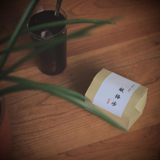 【盛夏饮品 | 老北京酸梅汤原料包100g*1/3/10包装】甄选优质原味材料，精挑细选真果肉，复刻老北京风味，可煮可泡，酸甜可口，撒入桂花，清香扑鼻，冰镇或加点冰块，口感更佳，老少皆宜家人齐畅饮 商品图1