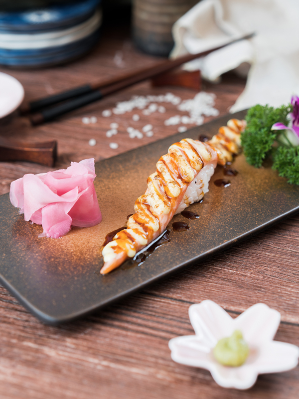 拉长炙烧三文鱼寿司