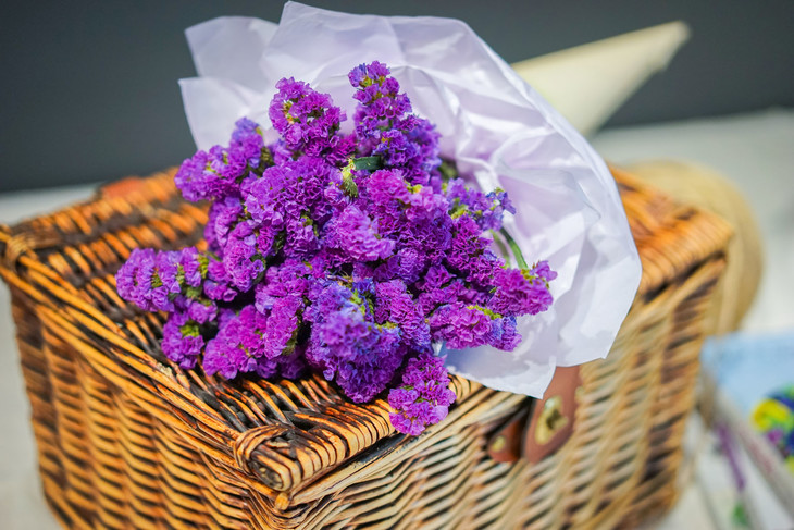 价格:60元 花材:粉色玫瑰,康乃馨,绿叶 包装:白色包装纸,浅咖色圆筒