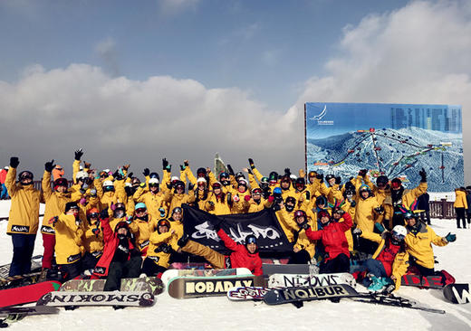 【新增四日班】冬季开板松花湖4日滑雪之旅 2017年11月24日 2017年11月24日-11月27日3晚酒店（含早）+3日雪票+保险松花湖青山客栈 商品图1