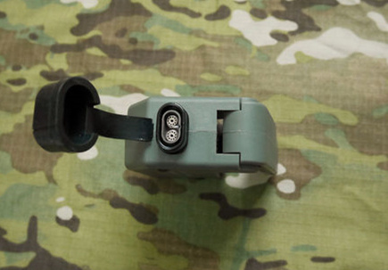 m57顶部有橡胶保护盖,而这个位置原本是引爆电线的插扣位,现在则是打