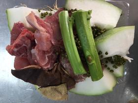 639 猪骨马齿苋东瓜汤 猪骨 青东瓜 马齿苋一颗 绿豆 蜜枣生姜