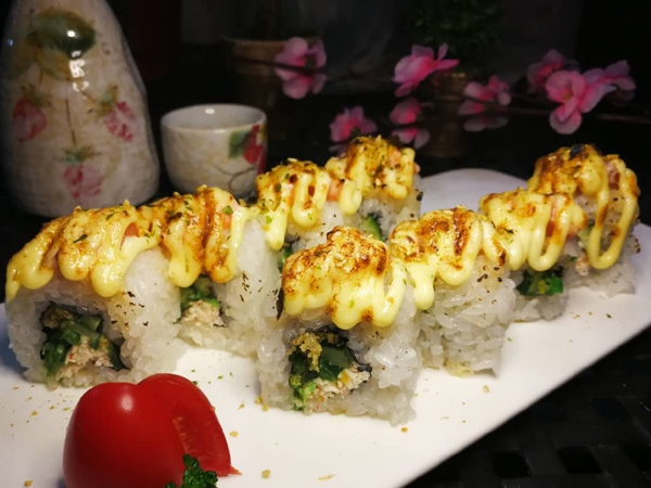 火炙三文鱼芝士卷(三文鱼,芝士,天妇罗油花,黄瓜,海藻)