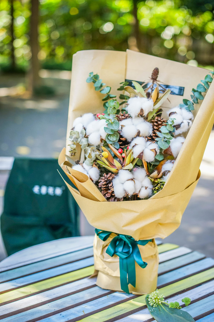 灰色包装纸 丝带 价格:268元 花材:棉花11支 松果 叶材 花束包装