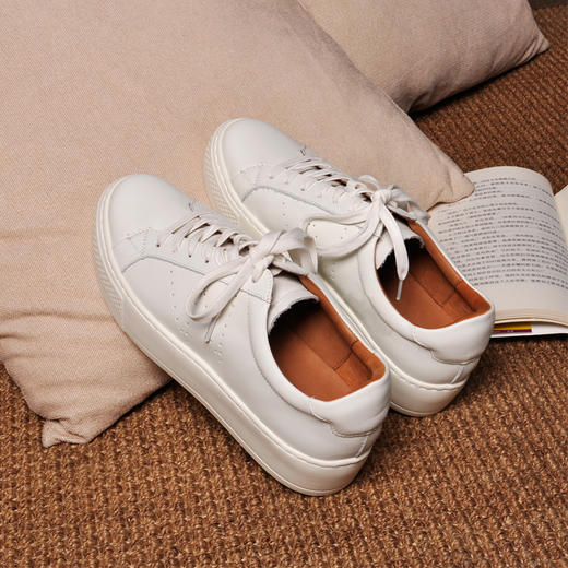 人手一双小白鞋,它里外全皮显瘦舒服到哭!