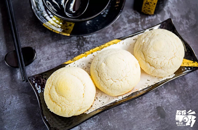 比起传统的叉烧包 小编更喜欢雪山脆皮叉烧包 比酥皮 更薄 更松软