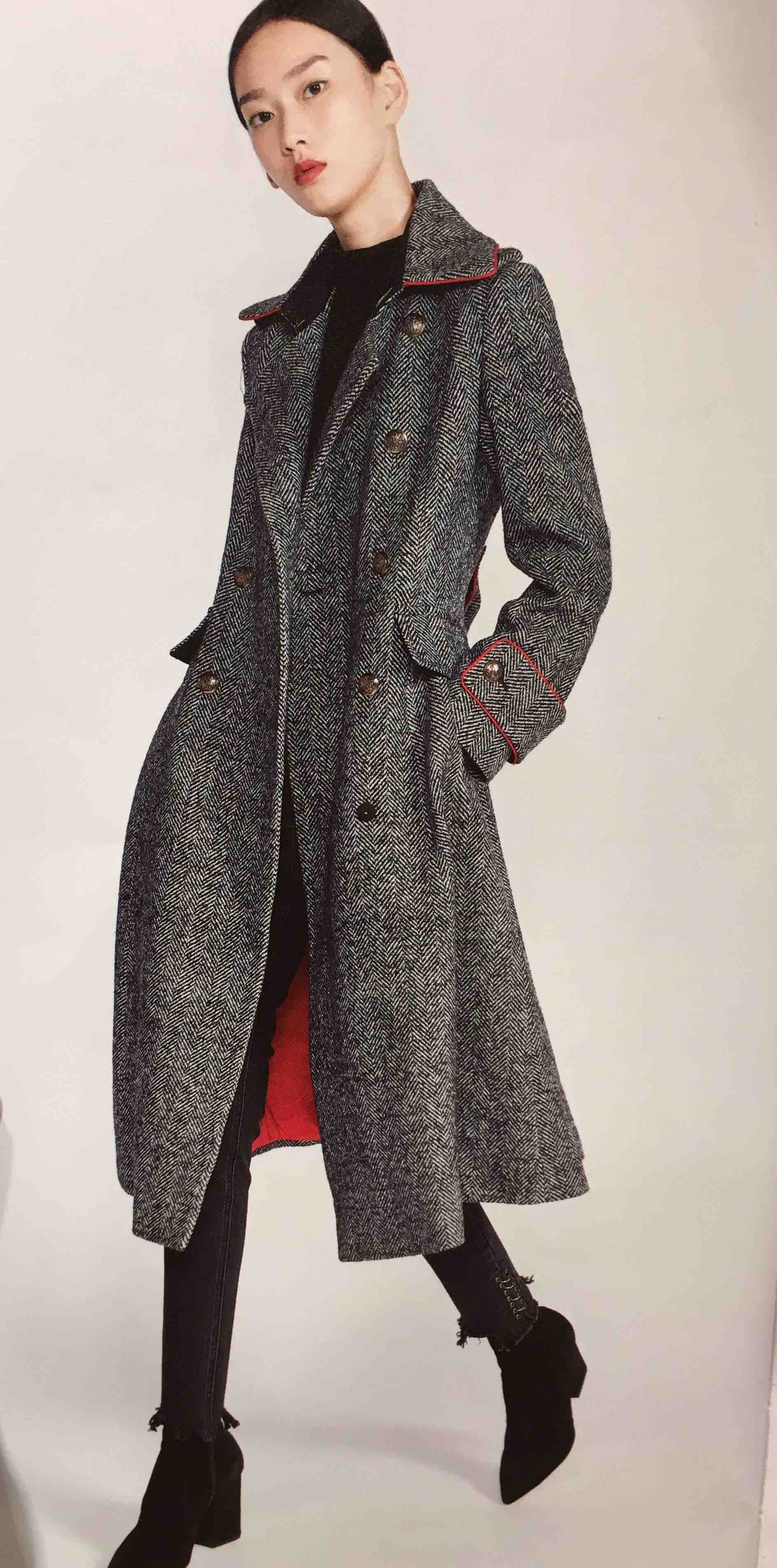 泰富百货4楼mind bridge经典人纹长款大衣,束腰版型塑造婀娜多姿的