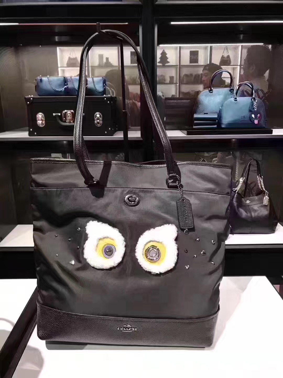 coach 小怪兽尼龙托特包