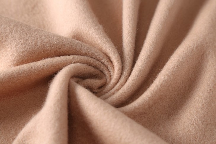 的毛鳞片是张开的,所以未经仔细处理的羊毛纺织品多多少少会扎皮肤