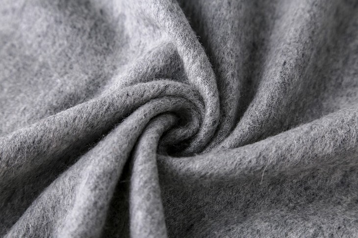 的毛鳞片是张开的,所以未经仔细处理的羊毛纺织品多多少少会扎皮肤