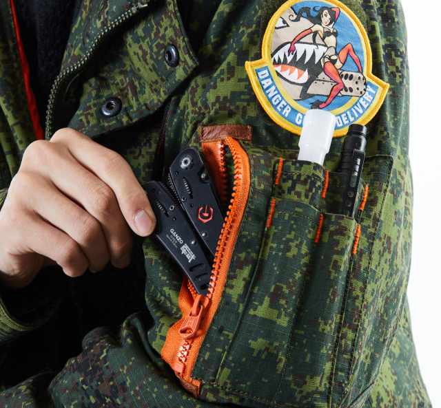 左肩膀处的挂扣可以挂一些对讲机或者刀具之类的"主武器".