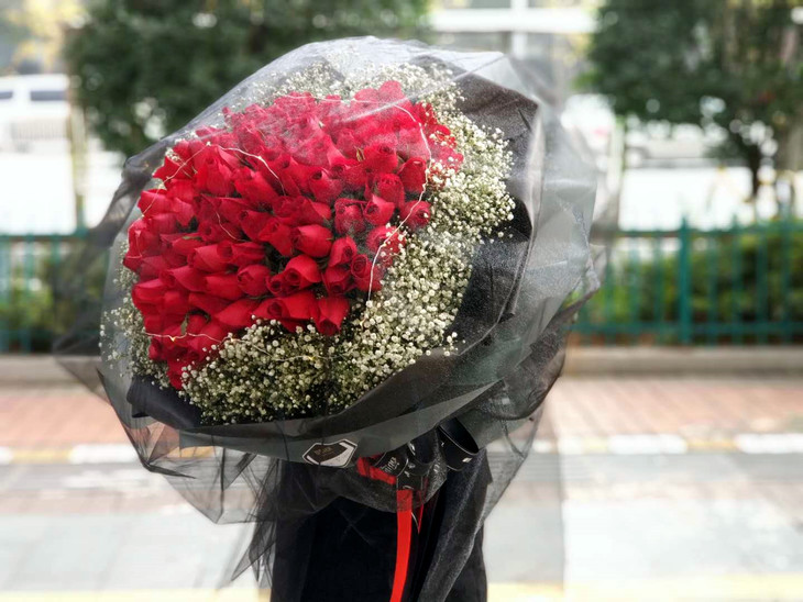 天长地久-99朵红玫瑰满天星花束