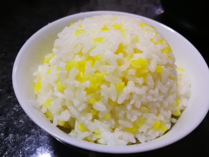 云南哀牢山野地自由生长的黄金糯玉米碎 哈尼族人的深山玉米