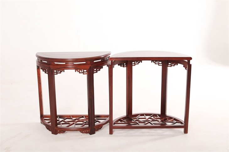 花枝(巴里黄檀)有束腰带托泥月牙桌(运费到付)