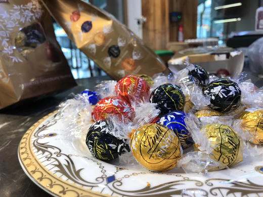 Lindor瑞士莲软心巧克力——拥有各种美妙口味牛奶软心巧克力，又是一款细致的巧克力外壳和幼滑软心绝妙融合的典范 商品图3