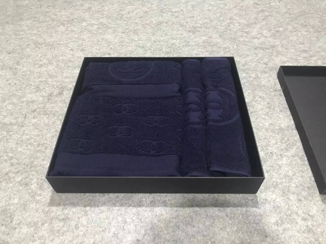 香奈儿浴巾三件套 居家旅行必备面料采用埃及棉 走线工整,做工精致!