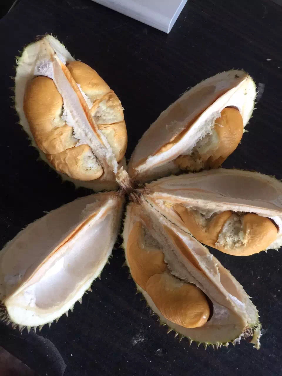 稀少且珍贵的黑刺榴莲【沪苏浙皖包邮，外地补运费差价】有着树上黄金之称，只闻其名未尝其味，实在可惜。甜度口感极佳，果肉嫩滑细腻，入口即化。还是优惠价，149元一斤。包装将近半斤，我们去掉称重，不做奸商!