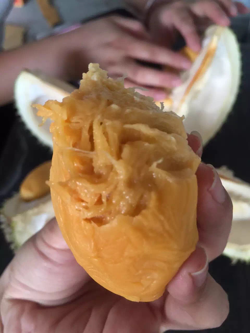 稀少且珍贵的黑刺榴莲【沪苏浙皖包邮，外地补运费差价】有着树上黄金之称，只闻其名未尝其味，实在可惜。甜度口感极佳，果肉嫩滑细腻，入口即化。还是优惠价，149元一斤。包装将近半斤，我们去掉称重，不做奸商!