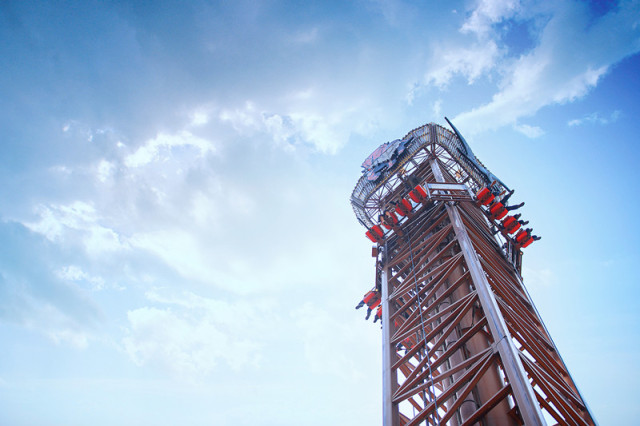 最关键的是里面有全国仅此一家的4d过山车,比上海欢乐谷的绝顶雄风要