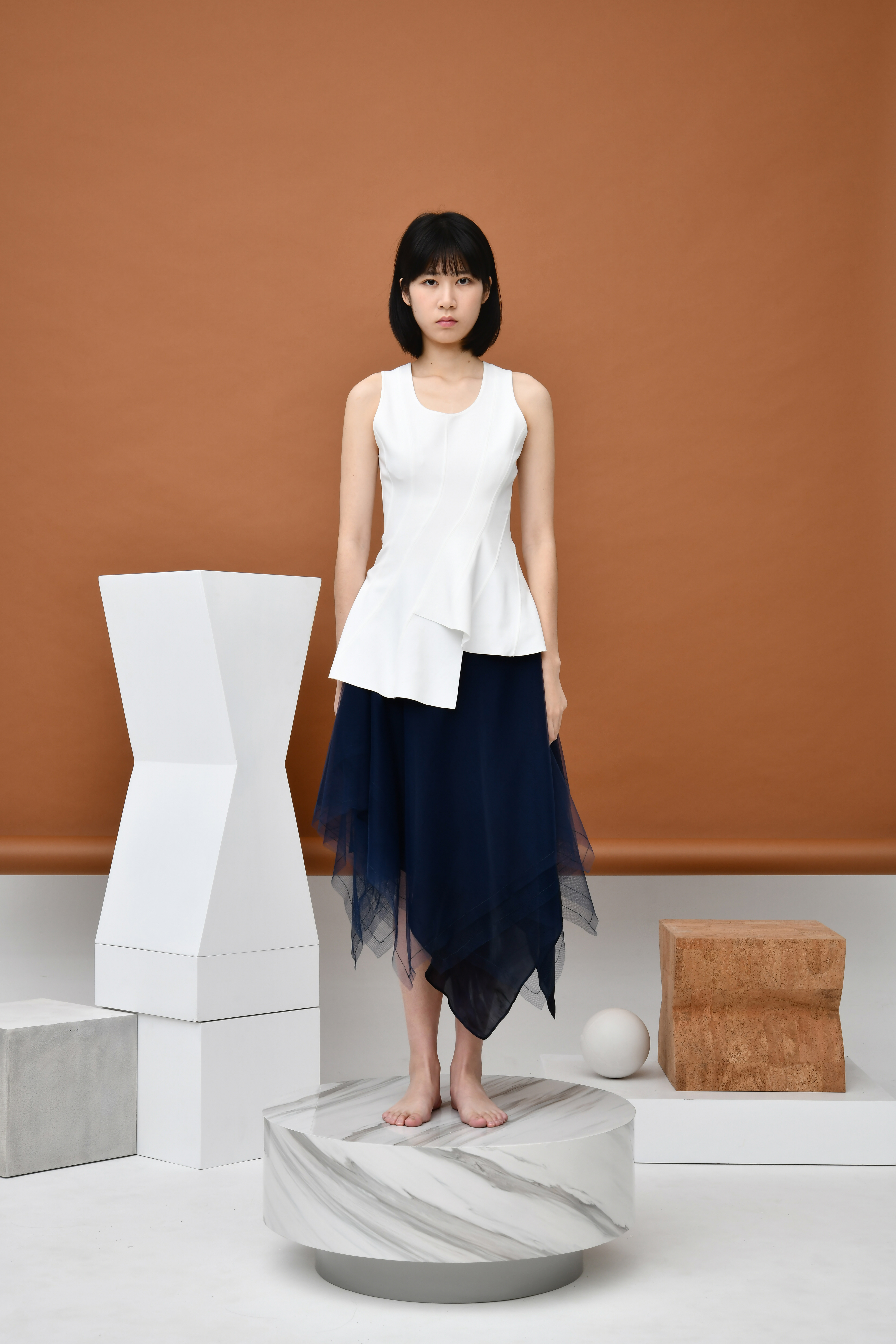 石膏白螺旋剪裁背心