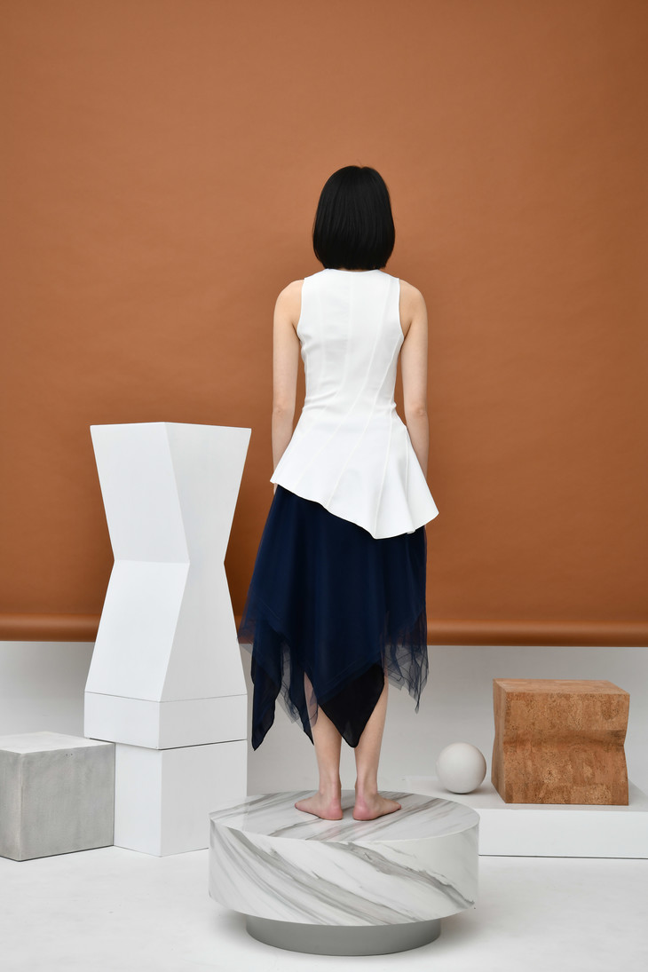 石膏白螺旋剪裁背心