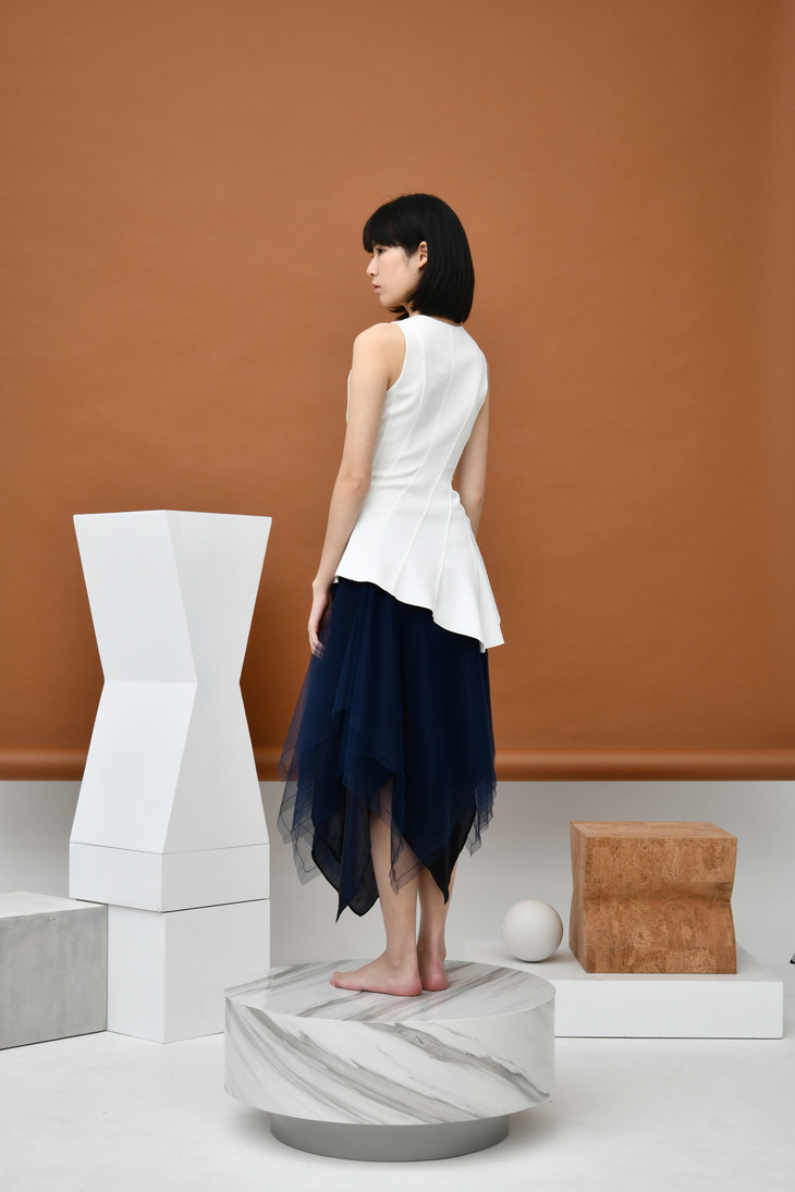 石膏白螺旋剪裁背心