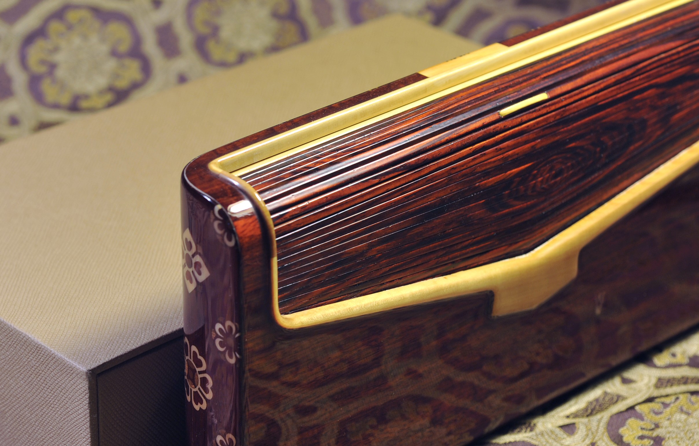 端木良锦 满嵌唐琴纹檀木长钱包